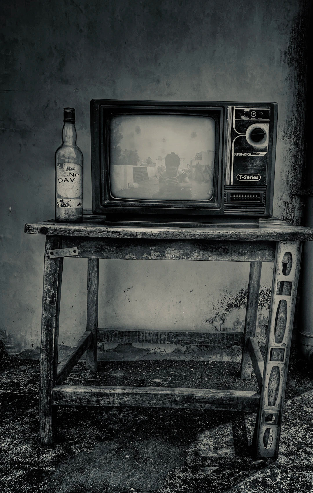 Organizing the Perfect TV Watch Party for Seniors